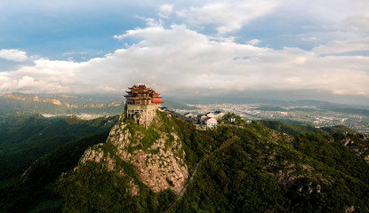 浙江臺(tái)州溫嶺市的樓旗尖,是當(dāng)?shù)氐貥?biāo)性建筑,被稱為小布達(dá)拉宮。當(dāng)天爬到山頂,無(wú)人機(jī)頻頻被鷹騷擾,差點(diǎn)被叼走,還好有驚無(wú)險(xiǎn),可惜還是錯(cuò)過(guò)了最美的朝霞。